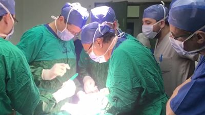 أطباء يستئصلون ورم وزنه 15 كيلو من مسنة بـ