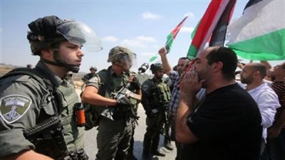 صور| الفلسطينيون يتحدون الاحتلال ويحرقون برج عسكري قبيل 