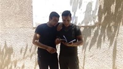 صور| طلاب الثانوية يراجعون امتحانات الثانوية العامة 2018 أمام اللجان بـ
