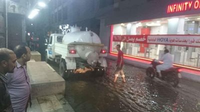 صور| كسر فى خط المياه الرئيسى يتسبب فى ازمة بـ