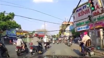 شاهد| محاولة سرقة فتاة بطريقة غير متوقعة