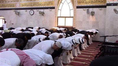 فيديو| هل يتساوى ثواب صلاة الجماعة في المنزل بـ