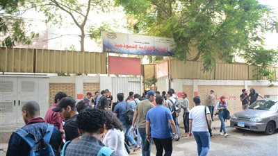 شاهد لحظة دخول طلاب الثانوية العامة 2018 إلى اللجان فى المنيرة