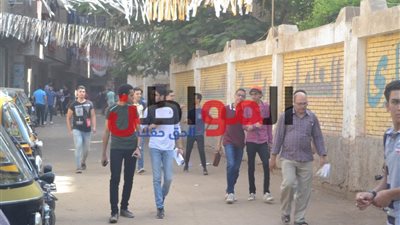 صور| بدأ توافد طلاب الثانوية العامة 2018 فى مدرسة السلام بنون على لجان الامتحان 