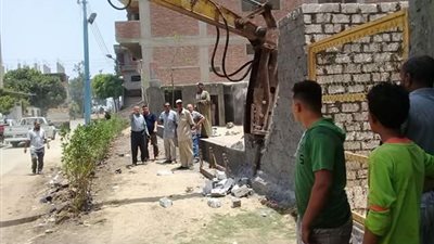 صور| إزالة بناء مخالف على الطريق السريع 
