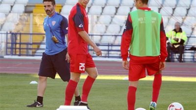 صور.. تعرف على مدرب الأحمال الجديد لـ