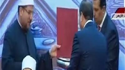 وزير الأوقاف يسلم الرئيس السيسى كتابين من إنتاج الأوقاف فى احتفالية ليلة القدر 