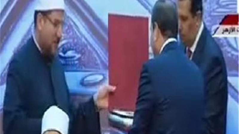 وزير الأوقاف يسلم