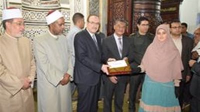 صور| تكريم 60 من حفظة القرآن والأئمة بـ 