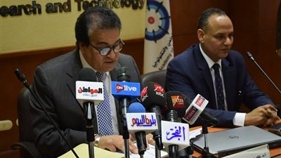 صور| وزير التعليم العالي يحصد عدد وأسماء جوائز الدولة