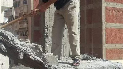 إزالة سقف عقار مخالف للبناء بـ مدينة المنصورة 