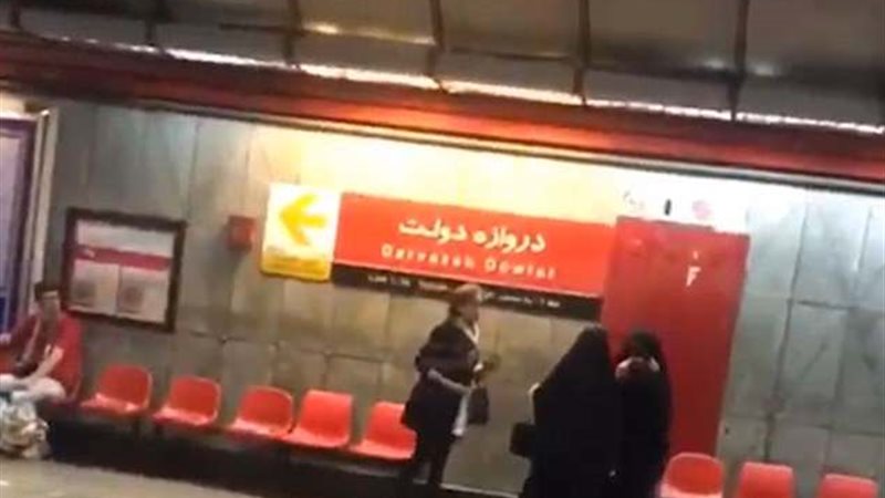 سيدة فى المترو 