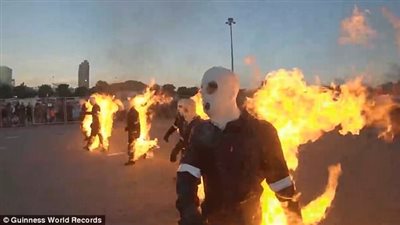 شاهد| أشخاص يشعلون النيران في أنفسهم والسبب!