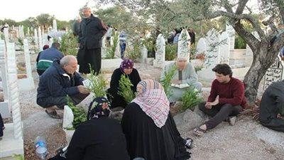 فيديو| تعرف على حكم زيارة المقابر يوم العيد