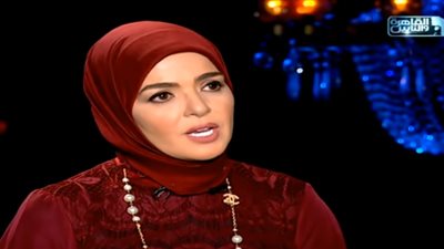 فيديو | بسمة وهبة تُحرج الفنانة منى عبدالغنى على الهواء بسبب صور زوجها على جوجل