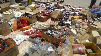 ضبط منظفات وسلع غذائية منتهية الصلاحية في الخارجة بـ