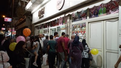 صور| أجواء احتفالية في شوارع وسط البلد مع اقتراب عيد الفطر.. ومحال الحلوى ترفع حالة الطوارئ
