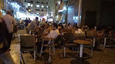 صور| توافد المصريون على مقاهي وسط البلد قبل ساعات من مونديال روسيا 2018 