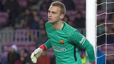 برشلونة يضع 4 بدلاء لتعويض رحيل حارس مرماه 