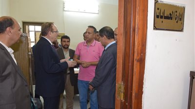 محافظ بني سويف يتفقد إدارة ديوان المحافظة ويهنئ العاملين بـ عيد الفطر 2018 