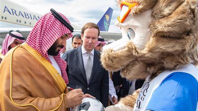 الفراعنة في كأس العالم 2018| ولي العهد السعودي يصل موسكو.. ويوقع على الكرة التذكارية لـ