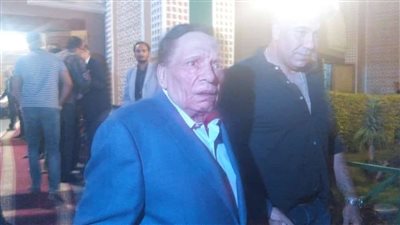 فيديو| عادل أمام يصل عزاء والدة تامر عبد المنعم بمسجد الشرطة