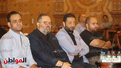 فيديو| رموز الفن والسياسة والإعلام  في عزاء والدة 