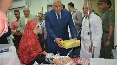 صور|محافظ الوادي الجديد يتفقد مستشفى الخارجة العام ويهنئ المرضى بـ