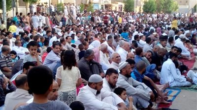 توافد الأهالي على مسجد عمرو بن العاص لأداء صلاة عيد الفطر المبارك 2018