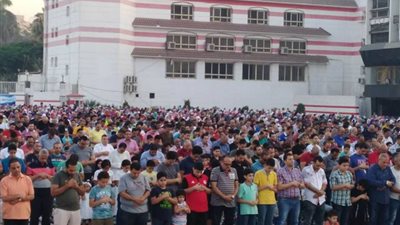 الآلاف يؤدون صلاة العيد داخل نادي الزمالك