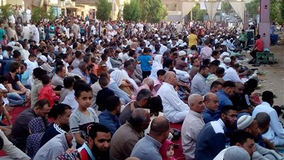 بالصور .. الألاف يؤدون صلاة العيد بـ 