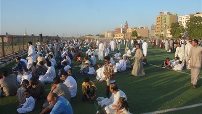 صور| مئات المصلين يؤدون صلاة عيد الفطر 2018 بـ أسوان 