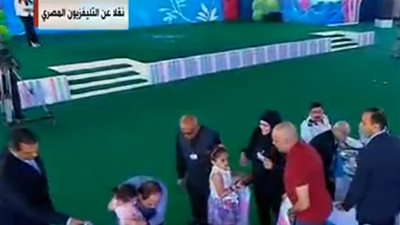 من هو الشهيد الذي حمل السيسي ابنته من المنصة الرئيسية إلى مقعدها ؟