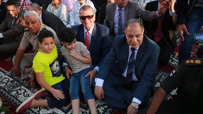 صور| سيلفي محافظ كفر الشيخ تجتاح صفحات التواصل الاجتماعي في أول أيام عيد الفطر 2018