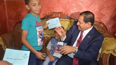 صور| محافظ الغربية يقدم التهنئة لاسر الشهداء في أول أيام عيد الفطر 2018