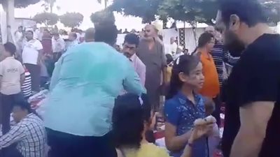 شباب دمياط يوزعون كعك عيد الفطر 2018 على المواطنين بـ الشوارع الرئيسية