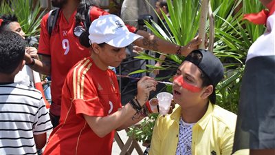 فيديو| انفعالات متداخلة بطلعت حرب أثناء مباراة مصر و أورجواي