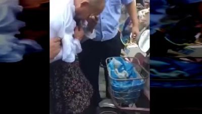 فيديو| مسن يتنكر في ملابس امرأة لاقتحام 