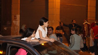 صور| توافد المصريون على شارع المعز 