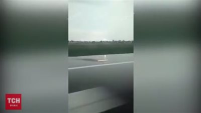 فيديو| نجاة طائرة ركاب من التحطم المحقق وهبوط مرعب لها 