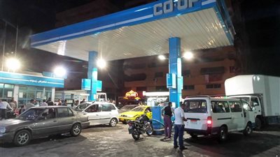 محطات البنزين تعلق لافتات بالأسعار الجديدة 