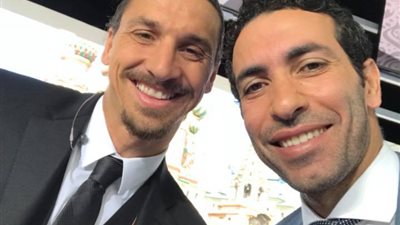 كأس العالم 2018.. صورة.. أبو تريكة يلتقط سيلفي لـ