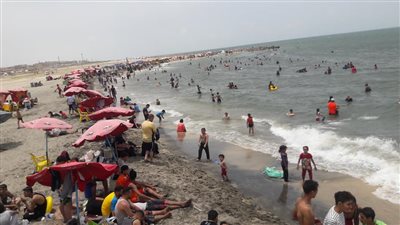 صور| شواطيء بلطيم تستقبل آلاف المصيفين في ثاني أيام عيد الفطر2018