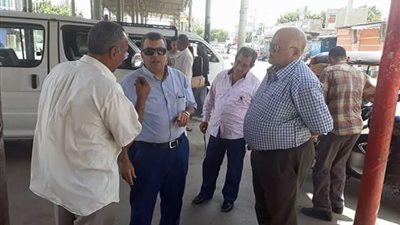 صور| رئيس حى شرق يتفقد مواقف السرفيس المراقبة على أسعار الأجرة الجديدة ب