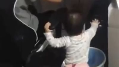 شاهد| رد فعل أب أغلقت طفلته جهاز الكمبيوتر أثناء انغماسه في لعبة