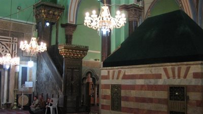 تعرف على حكم الصلاة في مسجد يوجد به قبر