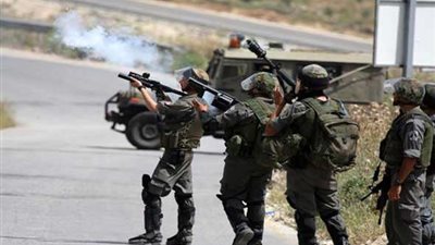 إسرائيل تقتل شابا وتدعي: كان بحوزته عبوة ناسفة