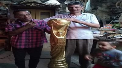 صور| نحات المنصورة يصمم كاس العالم الخشبى دعما للمنتخب بـ