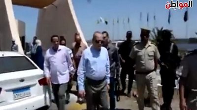 فيديو| محافظ دمياط يتفقد المواطنين ويتابع التطبيق بـ