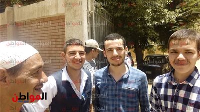 فيديو وصور| طلاب الثانوية العامة 2018 بسوهاج يشيدون بمستوى الفيزياء
